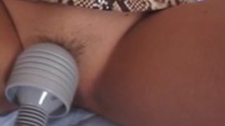 ジャップ美しさは、前戯としてのバイブレーターでpleasured毛深いビーバーを取得します