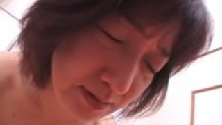 やせっぽちのアジアの女の子は、彼女の毛深いあそこでコックにフィットし、それをこぶ