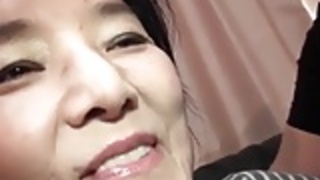 【無修正】男優の激しい責めに喘ぐ欲求不満な完熟！