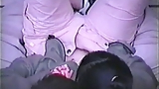 建物の隅にいちゃつくカップル