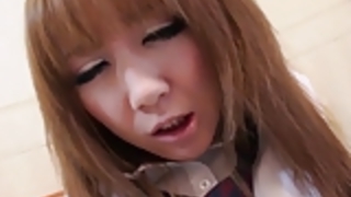 彼女のtrimmeまでコックを吸って彼女の膝の上にかわいいschoogirl愛