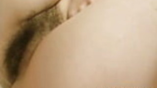 日本の美人千枝子は、セックスのおもちゃのために彼女の足を広げる