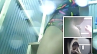 秘密のシャワールームで裸の濡れた体。