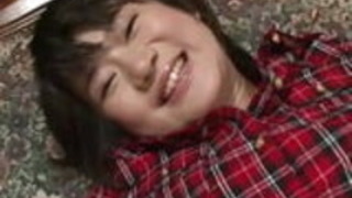 ジューシーな青葉は彼女の汁を吐くまで彼女の猫をおもちゃにしている