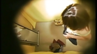 ランジェリーモデルは服を変更