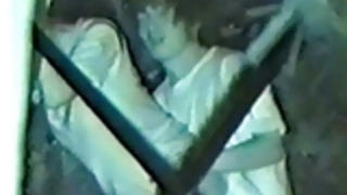 いちゃつく昼間同性カップル