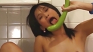 エロキッチンシーンでアジアの可愛い人