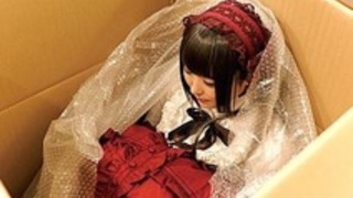 リアルラブドール’あず希’色白で未発達な身体を早速舐め回してチ○ポは破裂寸前ゴスロリ