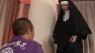 セクシーな神々に桜井梨花姉妹が祈る