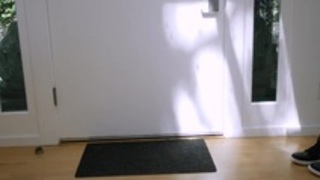 日本の女の子は確かに指示に従う方法を知っている