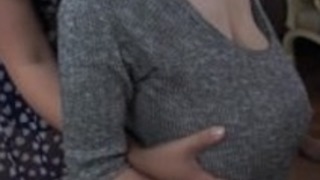 スーパーデカパイ映像：Ｈitomi スーパーデカパイのピアノキョウシと学生がお互いのおっぱいを愛撫し合ってディープなレズ行為に没頭するｗ