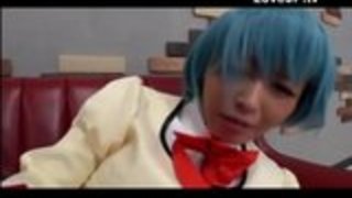 日本のコスプレガールは彼女自身と遊ぶ