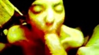 小柄アジアは吸うと彼女の顔に対して巨大なコックをたたく。