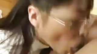 眼鏡をかけたアジアのふしだらな女の意地の悪い日