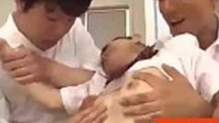 小さな日本人は学校のトイレ1に夢中になった