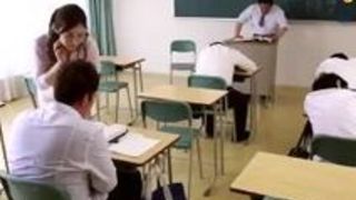 美女女教師佐々木あきが教室で生徒を誘惑してフェラをしちゃうエロ動画