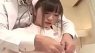 無料完全日本のポルノ：zo.ee/4mPbV - 日本の牛の看護師のスキャンダル雫