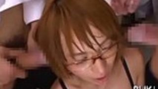 Steamy japan office babeは彼女を性交させるためにいくつかのコックを受け取ります