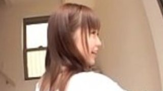 セクシーな日本のプレイガールが激しいフェラチオを披露する