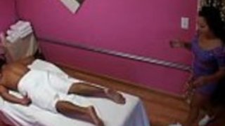 本当の日本のマッサージ師は彼女のクライアントを笑っている