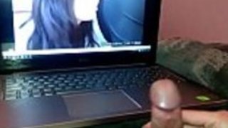 日本のポルノスターを見ながらWinkingフェラチオ