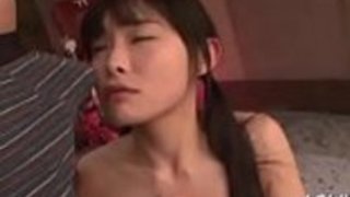 日本人の熱気が頭を飾り、弓を上げて激しく犯される