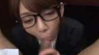 かわいい眼鏡秘書が机の下で社長のち○ぽをフェラ抜き！【希美まゆ】