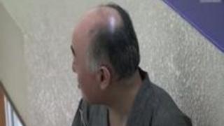 ハゲた中年おっさんにスケベな格好で抱かれる母を見ちゃった息子