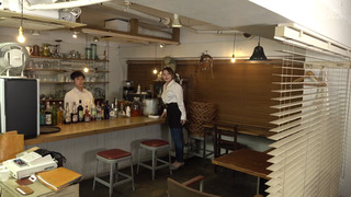 「おばさん本気にしちゃうわよ」休憩中の1時間バイトくんと2人きり！女を忘れたパートの美人おばさんは息子ほど年の離れたイケメンチ○ポなら挿れられても拒まない