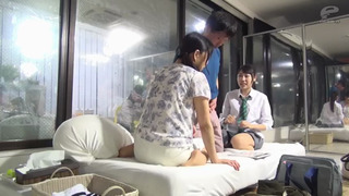 一般男女モニタリングAV マジックミラーの向こうには家族想いの父親！街行く仲良し家族が母娘親子丼3Pに挑戦！童貞息子を母親＆女子校生の妹が連続射精筆おろしできたら100万円！