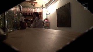 SSNI-119 盗撮リアルドキュメント！ 密着23日、湊莉久のプライベートを激撮し、行きつけのバーで見習い店員に扮したイケメンナンパ師に引っ掛かって、SEXまでしちゃった一部始終